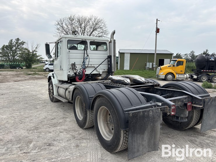 2000-freightliner-fl112-image-7
