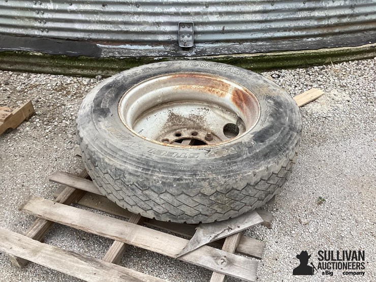 285/75r24.5-tire-&-rim-image-2