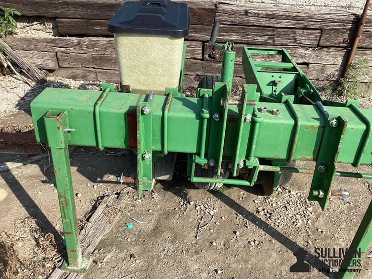 john-deere-2r30"-3-pt-planter-image-9