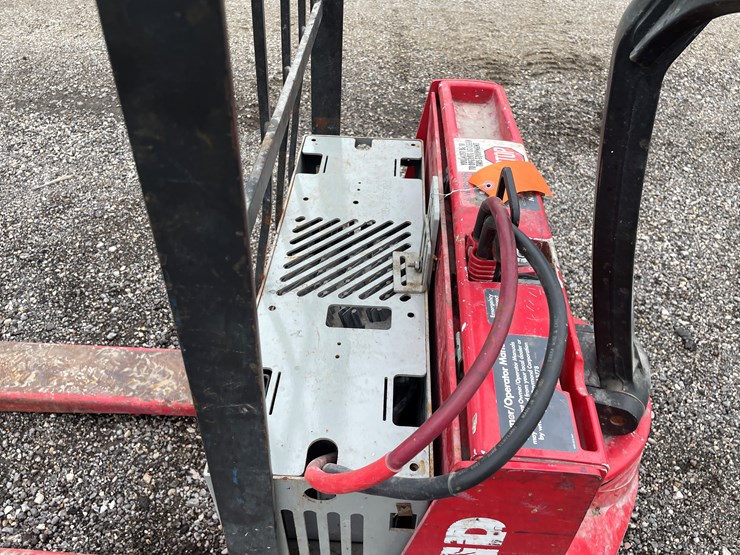 #6400-•-raymond-electric-pallet-jack-image-16