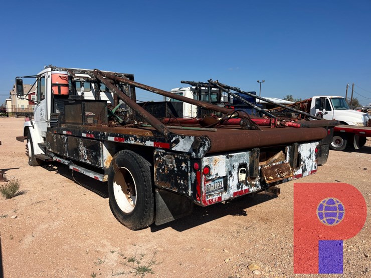 2001-freightliner-fl70-image-6