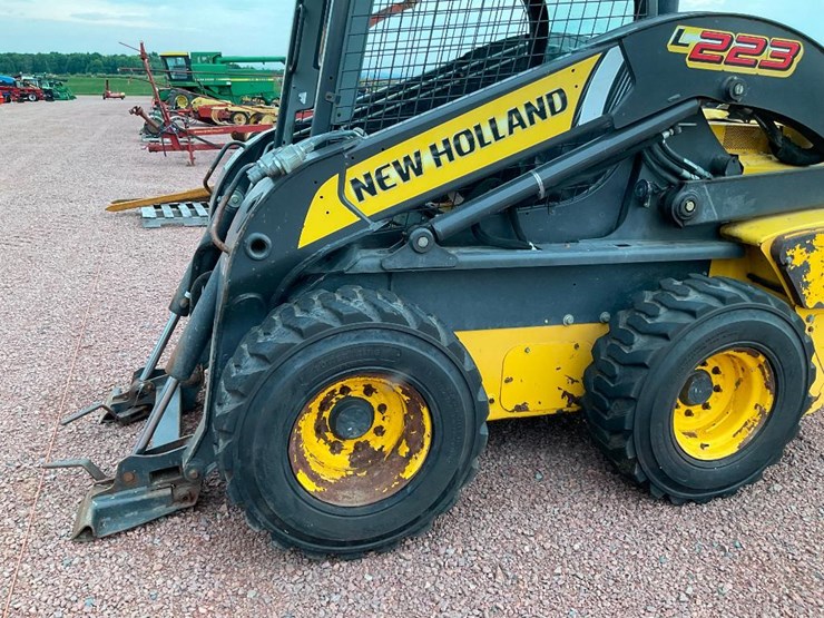 2015-new-holland-l223-image-10