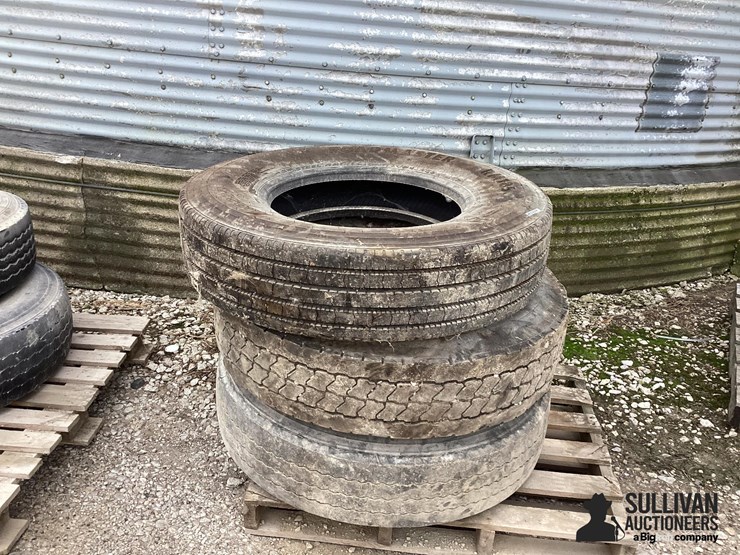 11r22.5-tires-&-rims-image-3