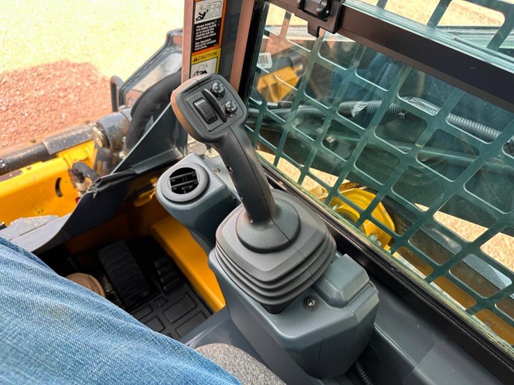 2023-deere-317g-image-38
