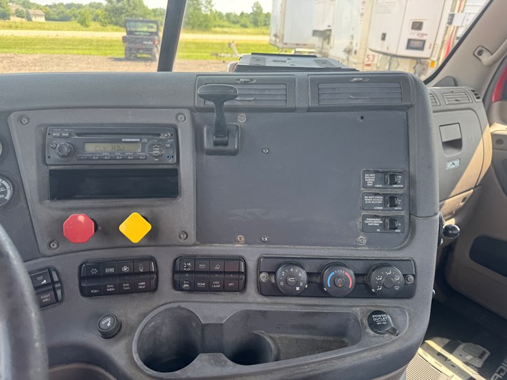 #6246-•-2011-freightliner-cascadia-semi-tractor-(has-wi-title)-image-98