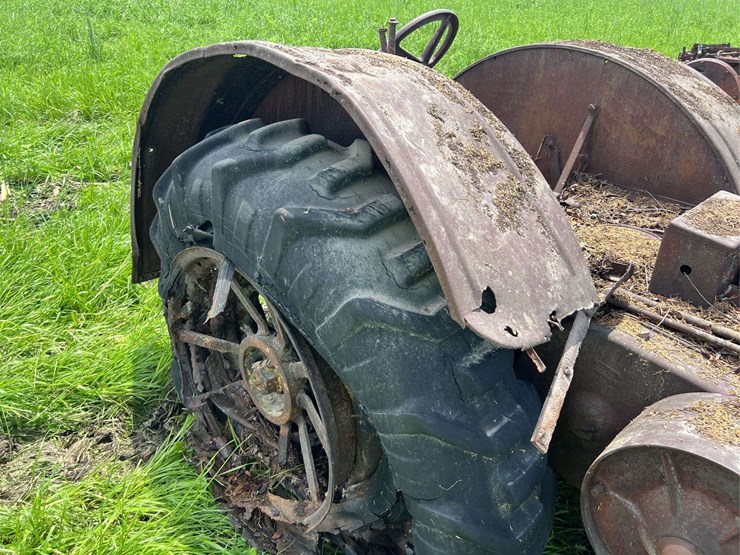 john-deere-unstyled-model-d-image-21