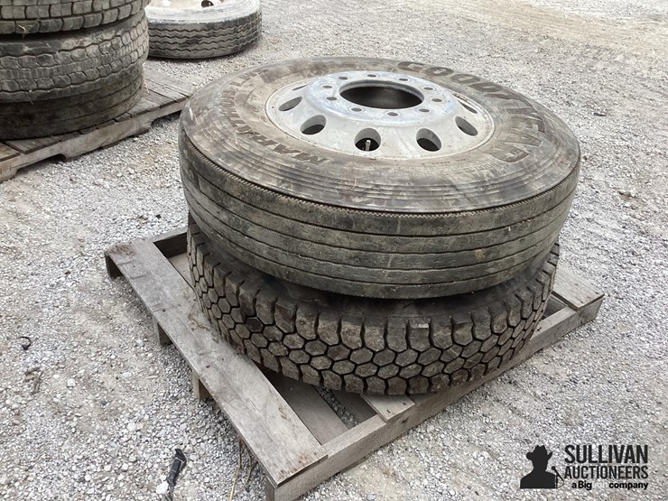 11r22.5-tires-&-rims-image-5