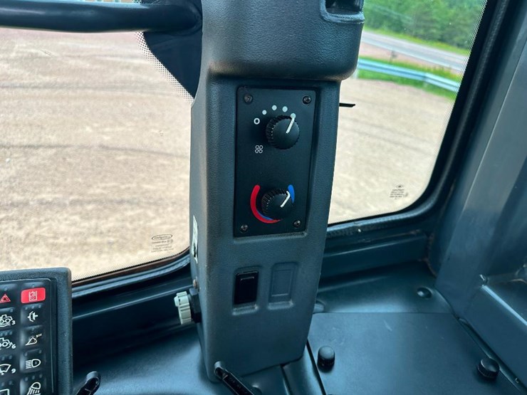2010-deere-644k-image-60