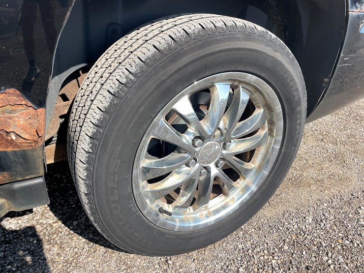 #6288-•-2008-chevy-suburban-(has-wi-title)-image-32