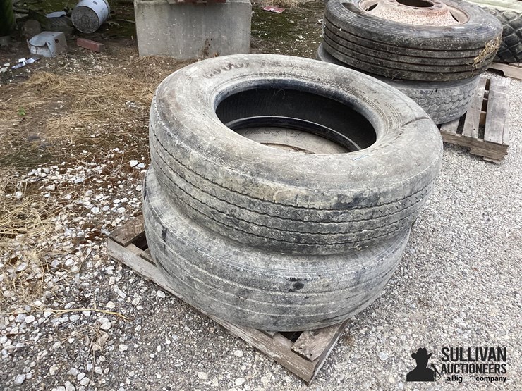 305/70r22.5-tires-&-rim-image-2