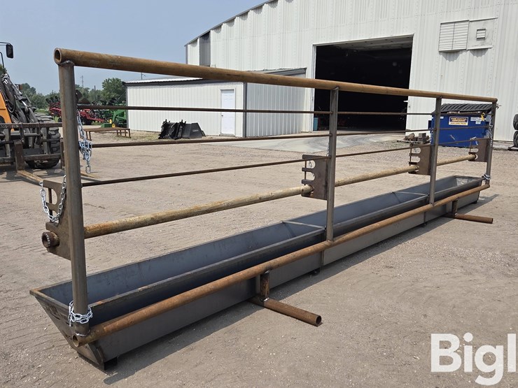 24'-free-standing-panel-w/-feed-trough-image-7