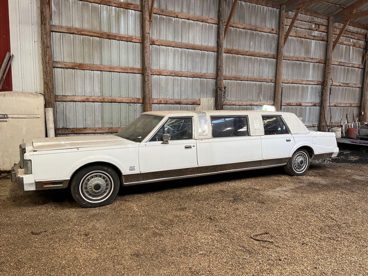 lincoln-town-car-limousine-image-1