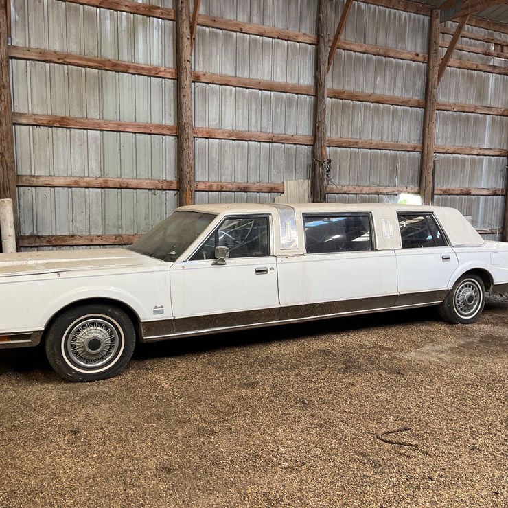 Lincoln Town Car Limousine