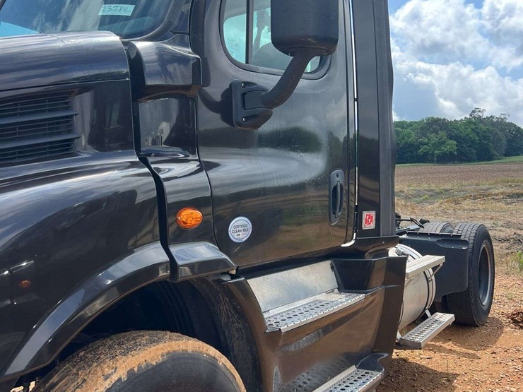 2017-freightliner-s/a-daycab-truck-*inop-image-10