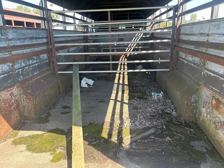 kiefer-built-livestock-trailer-image-12