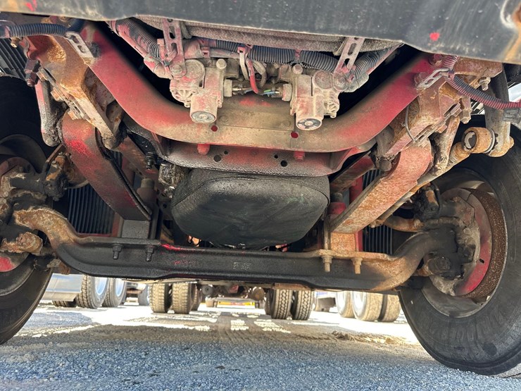 2002-volvo-tandem-axle-road-tractor-image-5