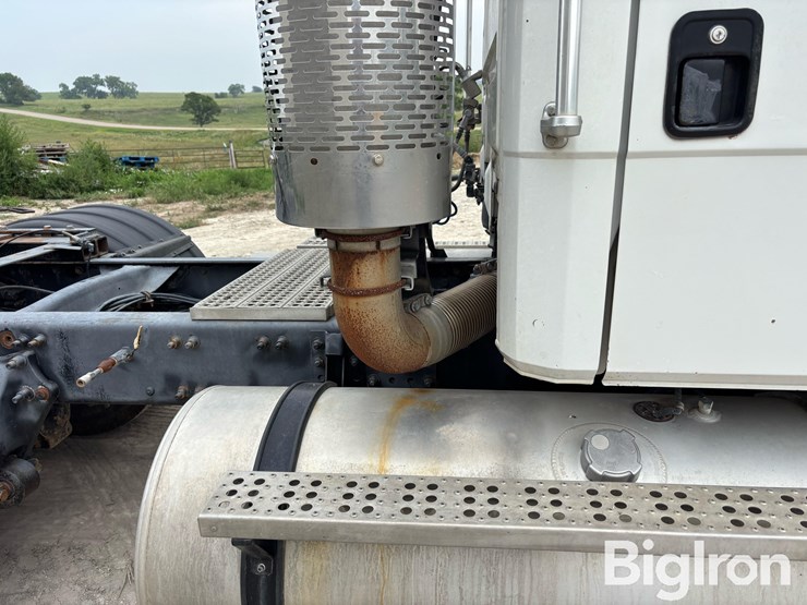 2000-freightliner-fl112-image-16