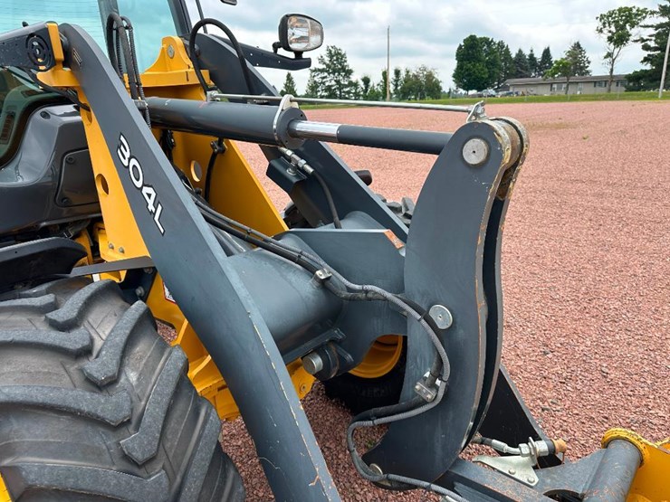 2017-deere-304l-image-42