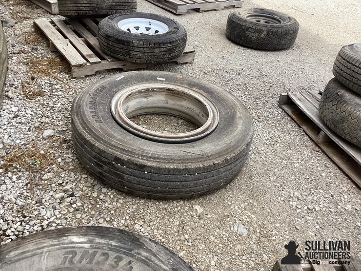 11r24.5-tire-&-rim-image-7