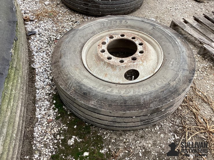 11r22.5-tire-&-rim-image-5