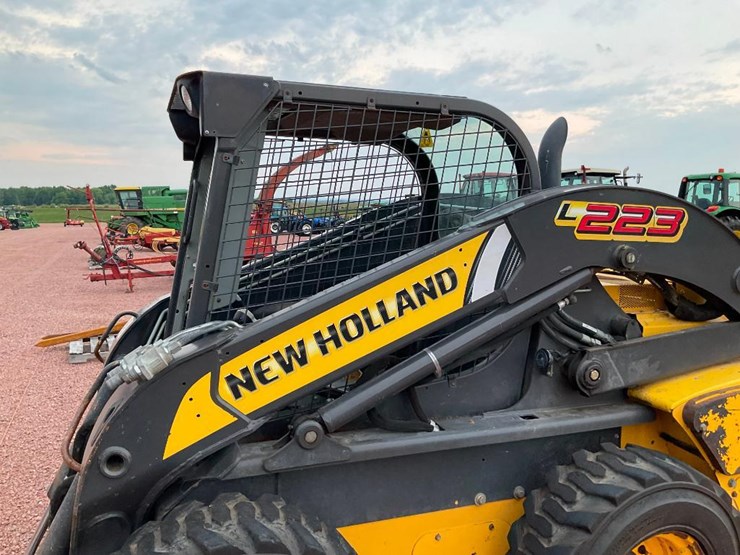 2015-new-holland-l223-image-11