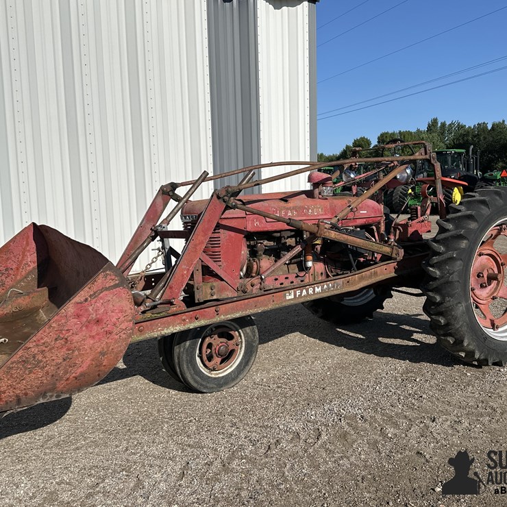 1940 Farmall H 2WD Tractor W/Hyd Loader & Trip Bucket