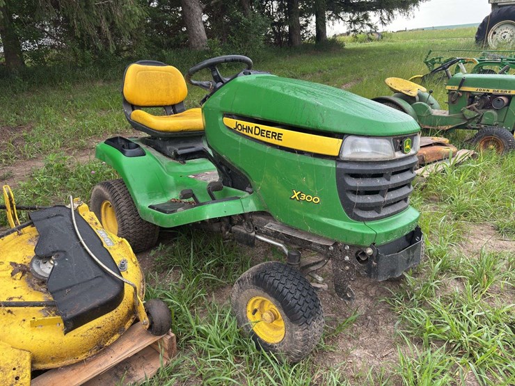john-deere-x300-image-3