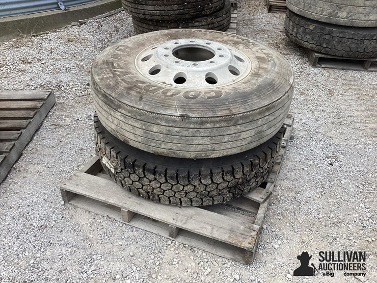 11r22.5-tires-&-rims-image-1