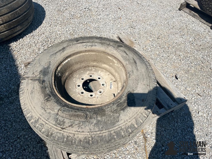 10r17.5-tire-&-rim-image-10