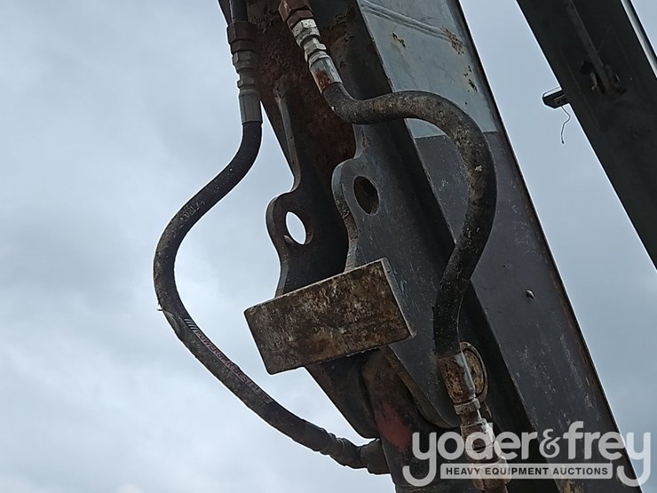 2011-deere-250g-lc-image-25