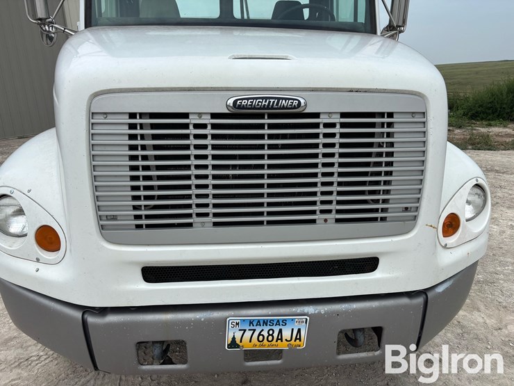 2000-freightliner-fl112-image-11