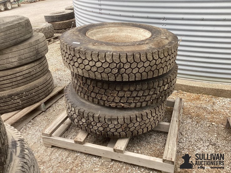11r22.5-tires-&-rims-image-1