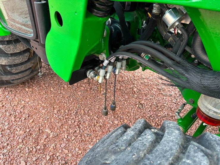 2022-john-deere-3033r-image-28
