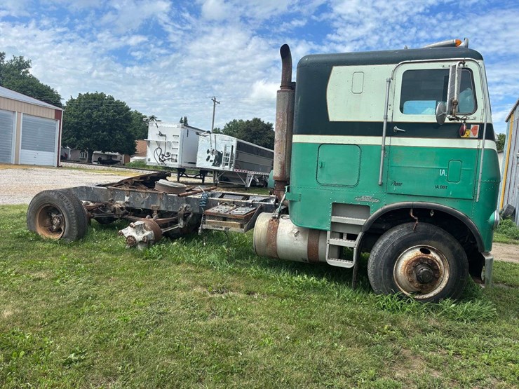 white-freightliner-cabover-semi-image-3