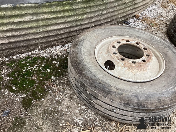 11r22.5-tire-&-rim-image-3