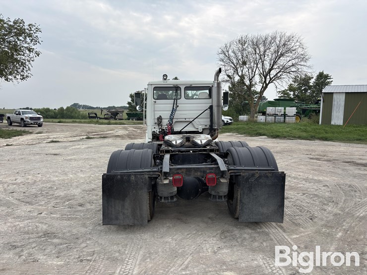 2000-freightliner-fl112-image-6