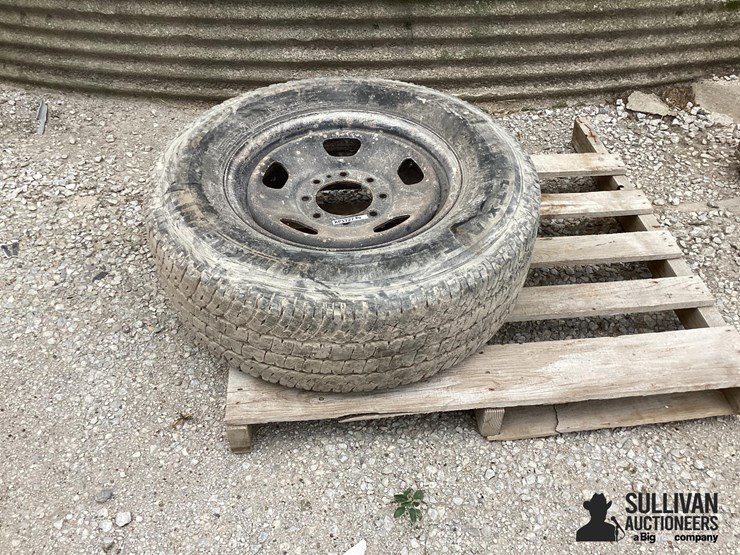 275/70r18-tire-&-rim-image-1