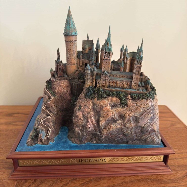 Noble Collection Harry Potter Hogwarts School Sculpture Replica 30 cm