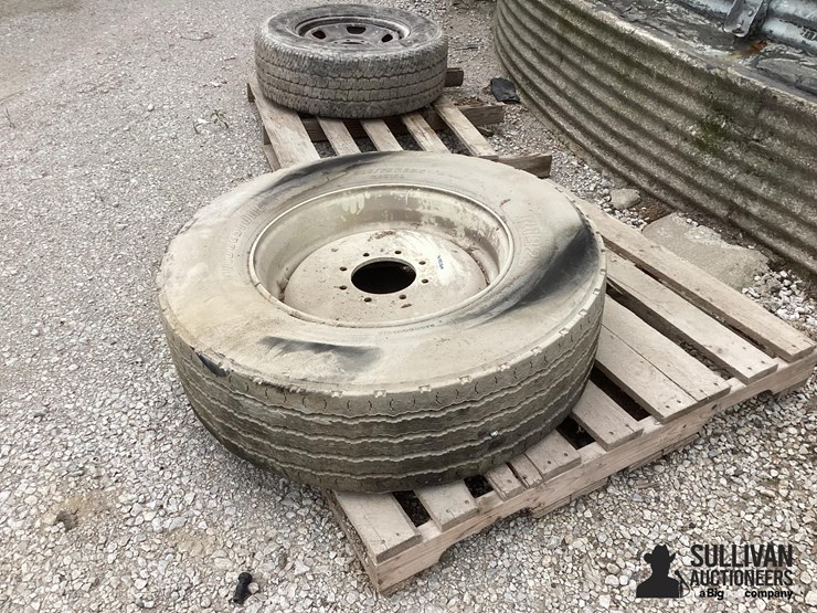 305/70r22.5-tire-&-rim-image-2