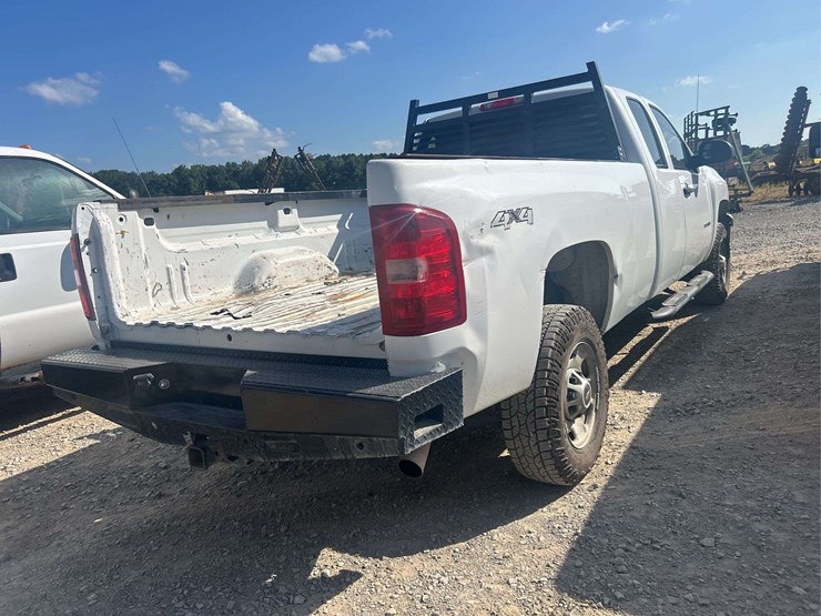 2011-chevy-2500-ext-cab-4x4-pickup-image-3