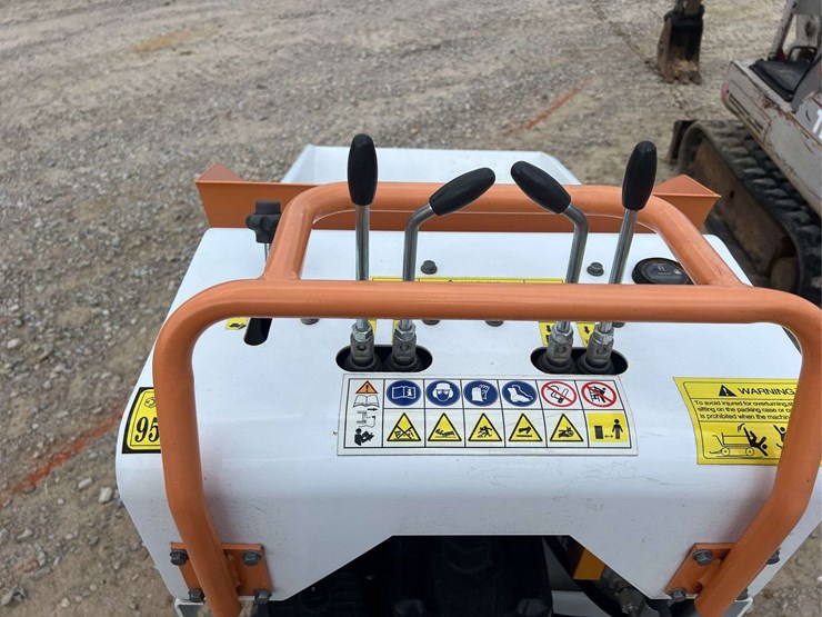 landherq-stand-on-track-loader-image-14