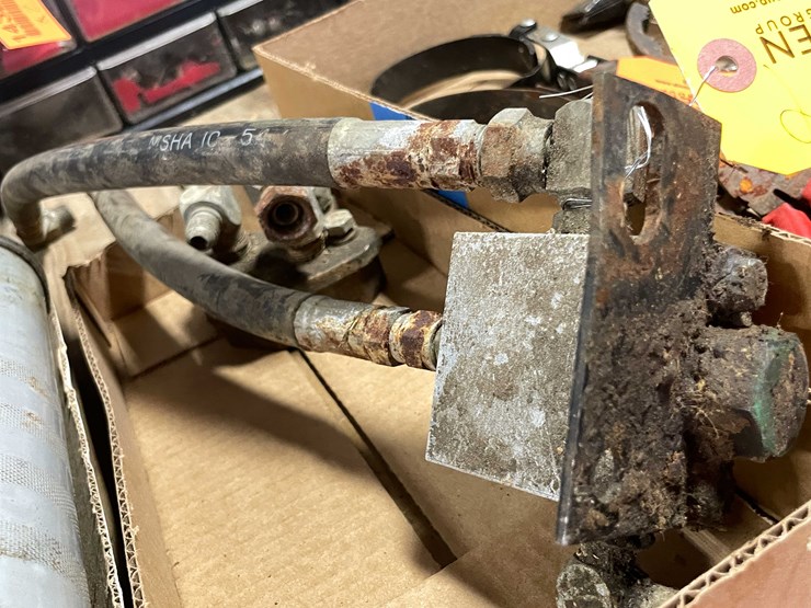 #2118-•-hydraulic-manifolds-and-hoses-(cw)-image-6