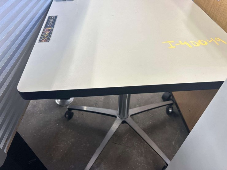 bretford-rolling-table-image-2