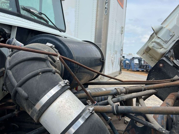 1996-freightliner-t/a-sleeper-semi-truck-*inop-image-37