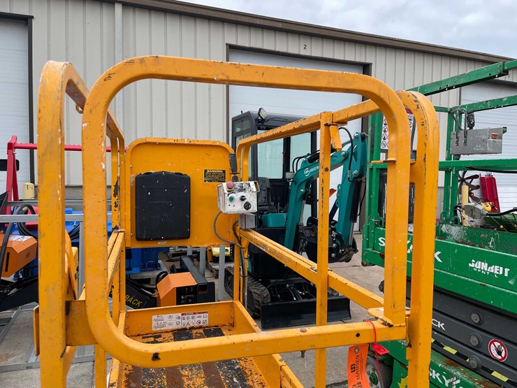 #1369-•-10'-scissor-lift-(o2)-image-22