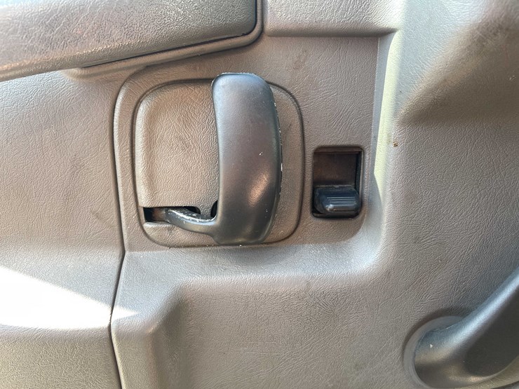 #1296-•-2012-gmc-savana-box-truck-(has-wi-title)-(of)-image-19