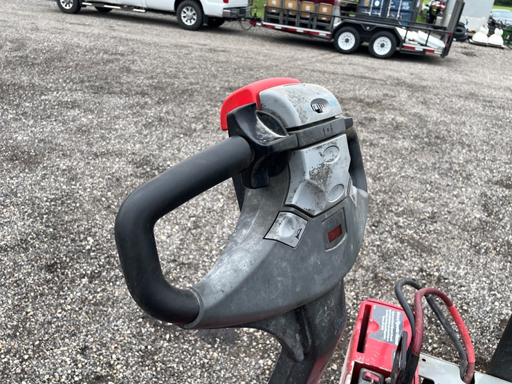 #6400-•-raymond-electric-pallet-jack-image-12