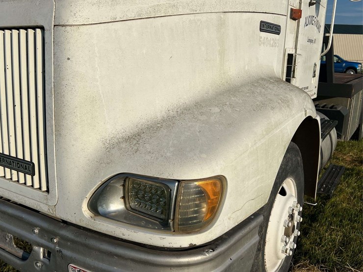 international-semi-with-flatbed-image-11