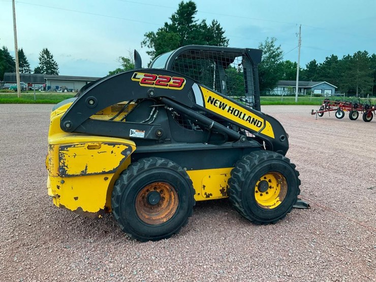 2015-new-holland-l223-image-4