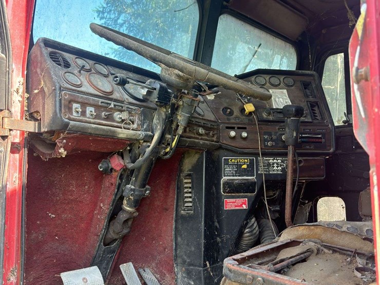 freightliner-semi-with-cummins-engine-image-24
